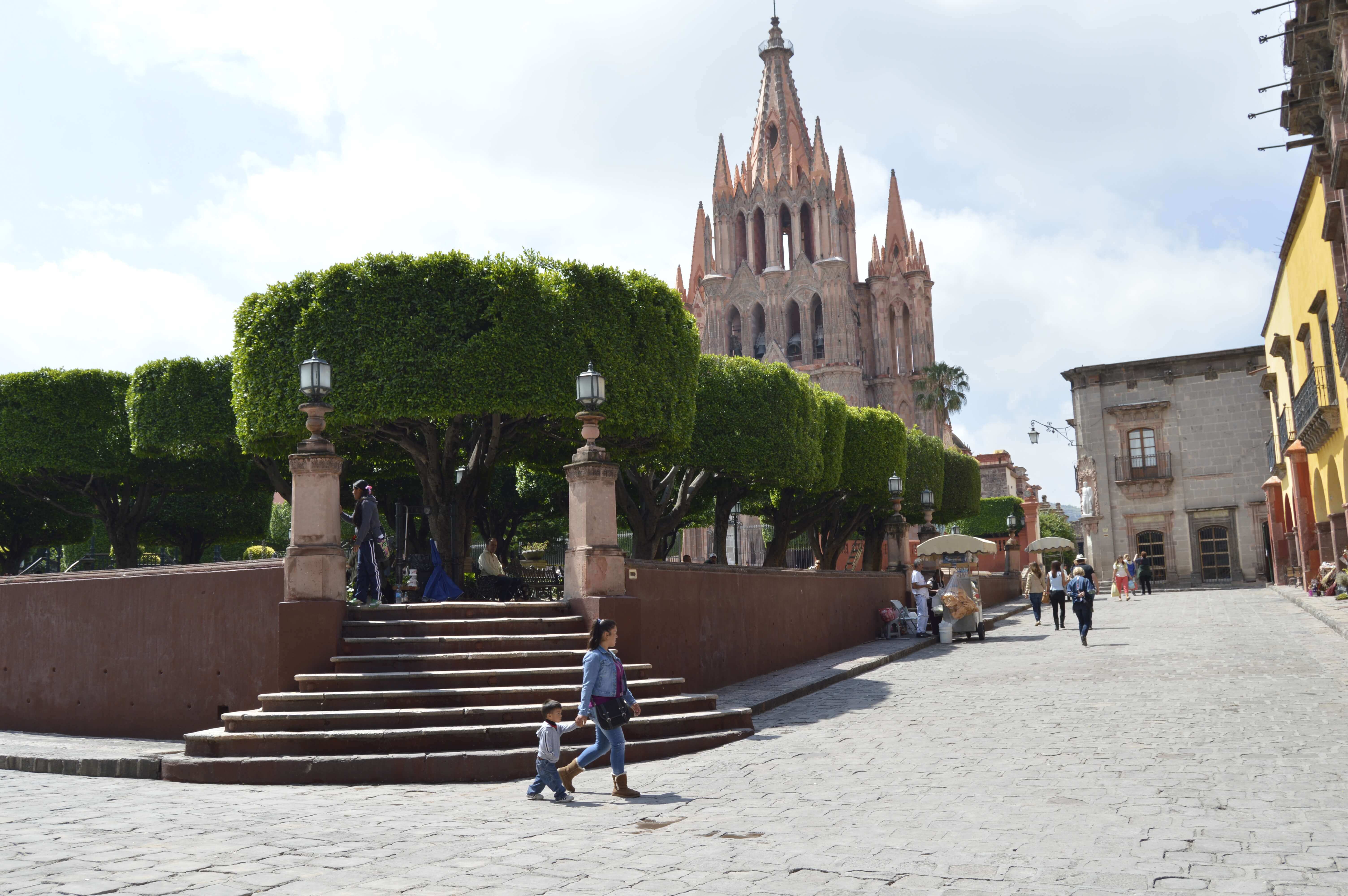 View of the Parroquia de San Miguel Arcangel and the main square ( Jardin Principal) in San Miguel de Allende, Mexico. 