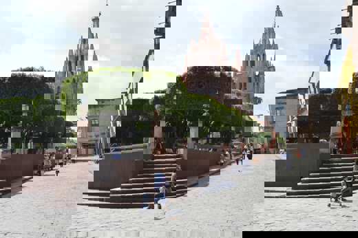 View of the Parroquia de San Miguel Arcangel and the main square ( Jardin Principal) in San Miguel de Allende, Mexico. 