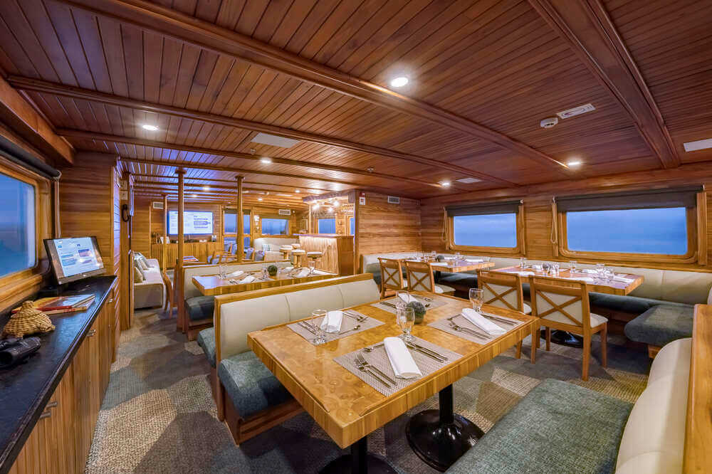 The lounge and restaurant on Coral II
